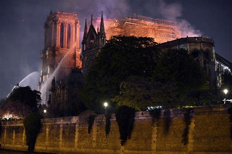 Kigyulladt a Notre Dame leomlott a huszártorony a templom egy része