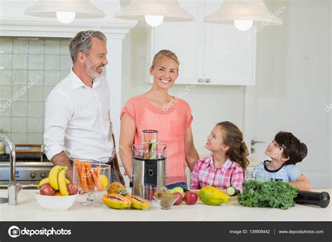 Padres Interactuando Con Sus Hijos En La Cocina Fotografía De Stock