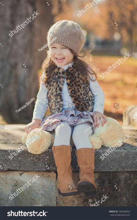 Dolly Pinup Toothsome Young Brunette Girl Stock Photo 736636654