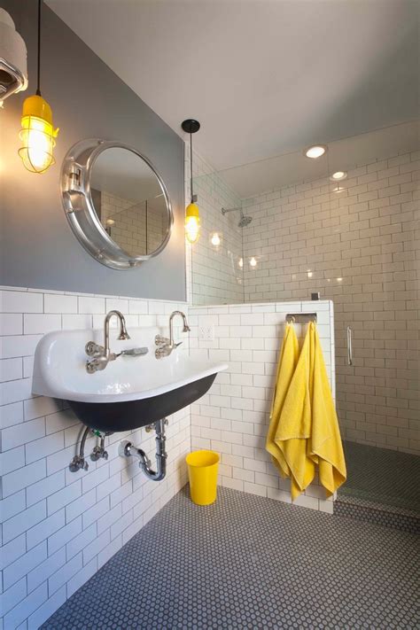 The towel placement makes it easier for you to pick it up. 22+ Bathroom Towel Designs, Decorate Ideas | Design Trends ...