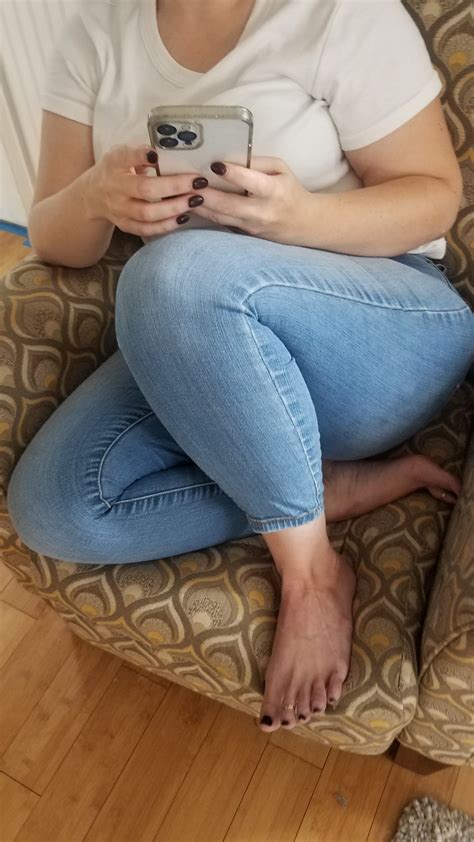 Candid Homemade And All Original Pics — A Lovely Close Up Of Her Gorgeous Feet And