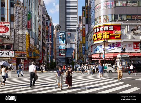 Japan Tokyo Shinjuku Zebra Crossing Hi Res Stock Photography And Images