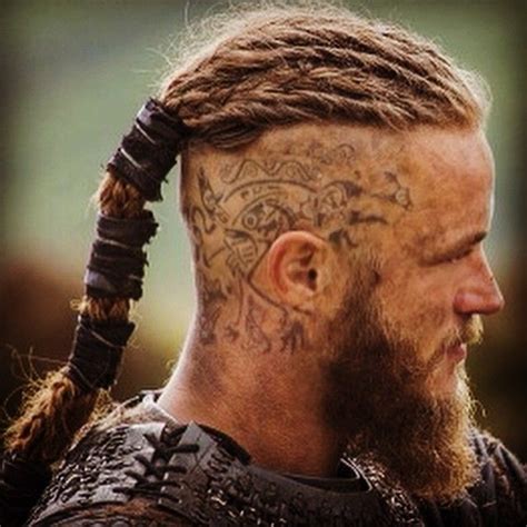 Pokud hledáte tak trošku jiný styl pohledu na vikingský svět,tak ho můžete sami prozkoumat v otevřeném světě plného nájezdů,válek,plaveb a objevování vikingských legend a mýtů.assasin's. Vikingské Účesy Panske : Michal Rybar Michalkumbaalry Na Pinterestu - Vikingské účesy jsou další ...