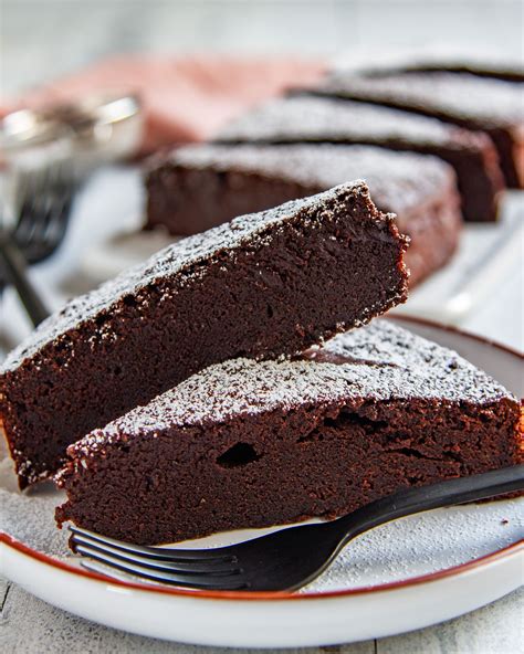 Ich mag diese einfachen, schwedischen kuchenrezepte, für die man die zutaten eigentlich immer im haus hat. Schwedischer Schokoladenkuchen (Chokladbak) - Tinas ...