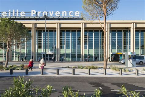 Parvis De Laéroport De Marseille Provence Huit Et Demi