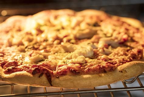 Durante el proceso de precalentamiento del horno también debemos con la ayuda de una pala de madera bien enharinada metemos nuestra pizza en el horno y la dejamos cocinar por unos 10 minutos con el modo de calor. La fórmula para hornear la pizza perfecta en tu casa ...