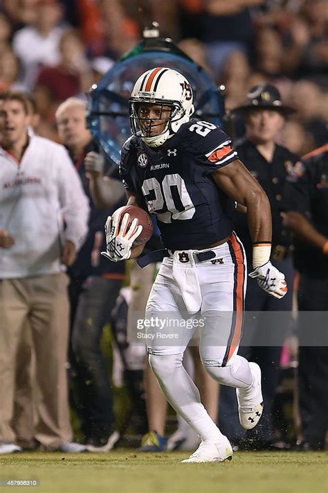 Corey Grant Of The Auburn Tigers Runs For Yards Against The South