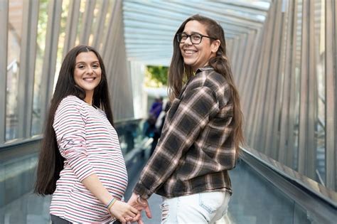 Cerca De La Pareja De Lesbianas Embarazadas Tomados De La Mano Al Aire Libre Foto Premium