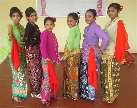 Budaya ini masih diwarisi hingga kini. Pakaian Chetti Melaka - The Malaysian Insider