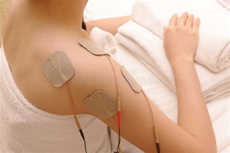De Aziatische Vrouw Doet Massage Van Elektro Stimulatie Tientallen Stock Foto Afbeelding