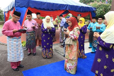 It lies southeast of muar, southwest of kluang, northwest of pontian, south of segamat and tangkak district. Menjunjung Kasih Keberangkatan DYMM Raja Zarith Sofiah ...