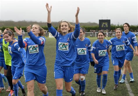 Depuis 2014, la chaîne eurosport a programmé une émission sur le foot féminin : Saint-Germain-du-Plain. Le club veut créer une équipe de ...
