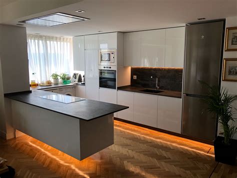 Vamos a ver diseños de cocinas modernas combinando con muebles de cocina de tendencia minimalista. Diseño de cocina moderna pequeña en Madrid | El Corte Maderero