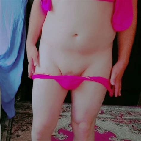 pantaloni rosa vestito rosa sexy giovane gay crossdresser sissy culo grosso culo bianco corpo
