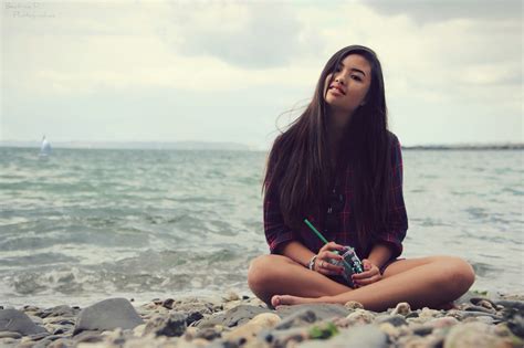 壁纸 阳光 妇女 模型 支撑 砂 坐着 海滩 连衣裙 蓝色 海岸 佳能 时尚 弹簧 假期 射击 浪漫 女孩