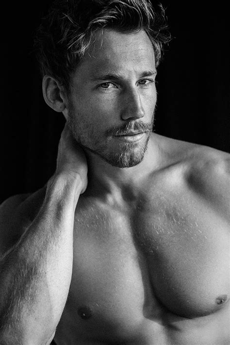 Shirtless Men On The Blog Calum Winsor Mostra Il Sedere