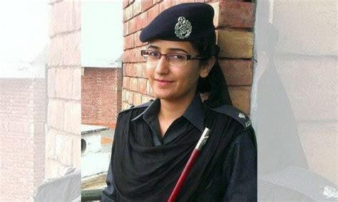 نوجوان خاتون پولیس افسر بہادری کی مثال Pakistan Dawn News