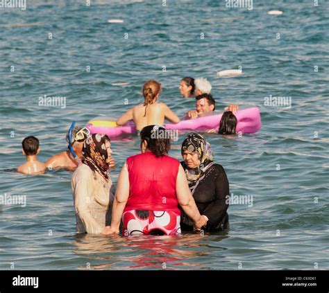 Arabische Muslimische Frau Frauen Vollständig Bekleidet Schwimmen