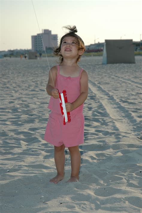 無料画像 ビーチ 海 砂 人 女の子 遊びます 休暇 脚 春 凧 衣類 子供時代 シーズン 水着 見上げる 楽しい ドレス 美しさ 喜び
