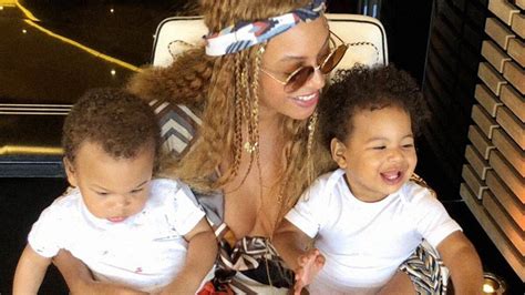 Beyoncé posts new photo of twins