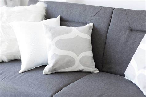 Which Throw Pillows Work Best With A Dark Gray Couch 21 Ideas With Pictures