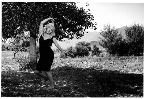 Marilyn monroe shows the boys who's boss at paddleball in a lobby card for john huston's the misfits (1961). Marilyn Monroe on the set of "The Misfits", 1960 ~ vintage ...