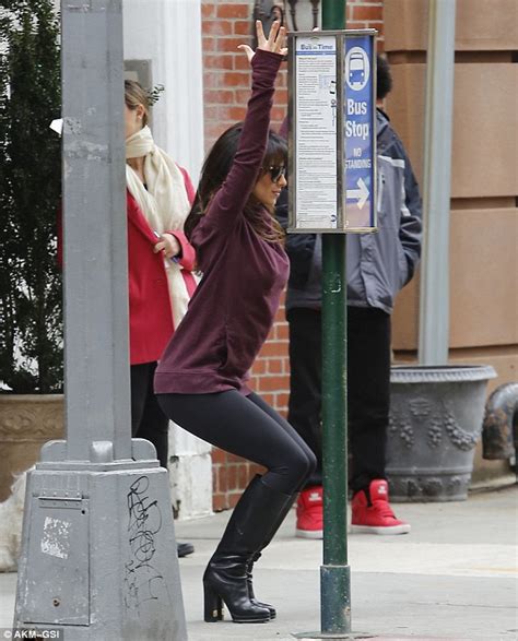 Hilaria Baldwin Performs Yoga Poses With Daughter Carmen On The Streets Of New York Daily Mail