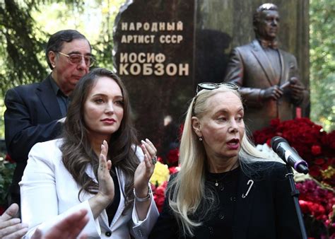 Она может стать моделью, использовав для этого подаренные природой внешние данные, может продемонстрировать общественности свои выдающиеся вокальные способности, если обладает таковыми. Фото памятника Иосифу Кобзону - Экспресс газета