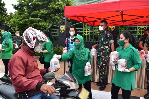 Wujud Peduli Persit KCK PD II Swj Bagi Takjil Ke Masyarakat NASIONAL