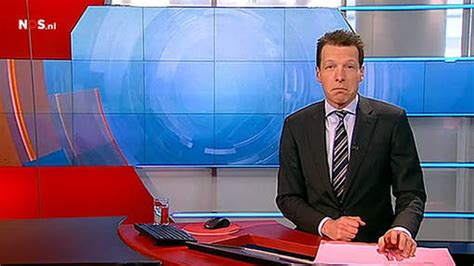 Nos journaal is the umbrella name for the news broadcasts of the dutch public broadcaster nos on radio and television. Hoe overleef je een dramatisch NOS Journaal? Nou zo! | RTL ...