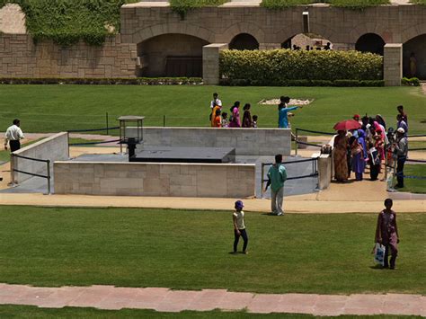Akabinde hindistan'a dönerek avukatlık mesleğini burada icra etmeye karar verdi. Rajghat in Delhi