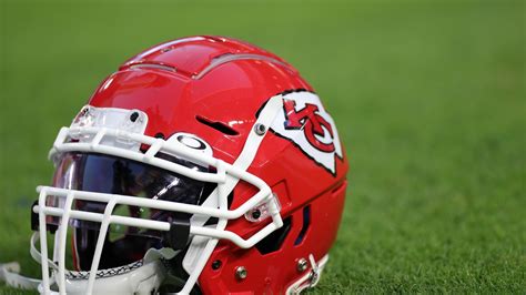 Riddell Sports Release New Kansas City Chiefs Helmet Design