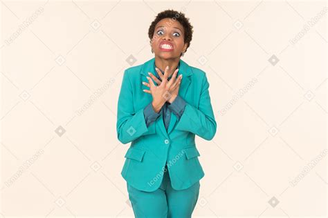 Фото Негритянка с короткой стрижкой одетая во все синие стоящая на простом пастельном фоне