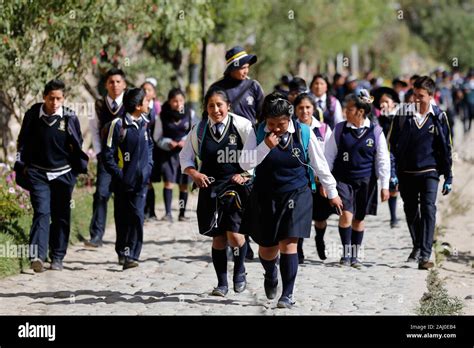 Los Niños De La Escuela En Uniforme El Perú La Región Andina