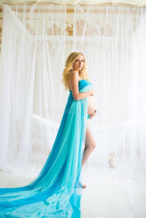 H Rlig Gravid Kvinna Attraktiv Blond R Rande Naken Buk Som Poserar I