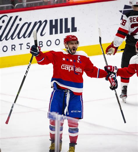 Al Jugador Ruso Ovechkin Le Parten La Cara Con Un Palo De Hockey Y Se