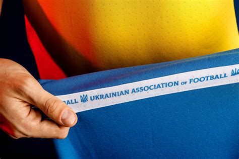 Напомним, что на новой форме сборной украины изображен силуэт страны, который включает в себя крым. Представлена форма сборной Украины на Евро-2020 (видео)