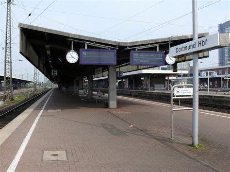 Het station is gelegen in het noordelijke gedeelte van het stadscentrum van dortmund en is het belangrijkste station van deze stad. Dortmund Hbf, Bahnsteige 11 und 16. 12.04.2009 ...