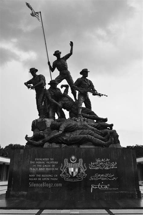 The national monument kuala lumpur or tugu negara was built to recognize and honor those who gave up their lives in the cause for peace and freedom. Sejarah Tugu Negara Yang Perlu Anda Tahu - Blogger2u