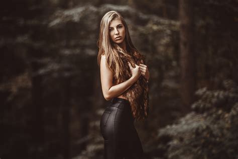 Looking At Viewer Photography Sensual Gaze Brunette Jeans Forest Women Outdoors Women