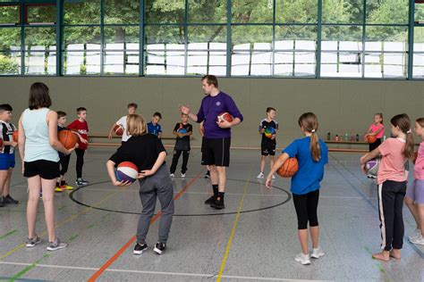 Grundschüler Bekommen Besonderen Basketball Unterricht