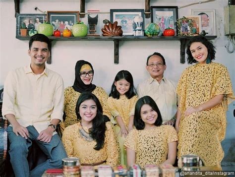 Tak terasa bulan ramadhan tahun ini telah berakhir. 9 Inspirasi Model Baju Kembaran dengan Keluarga dari para Artis yang Wajib Kamu Tiru!