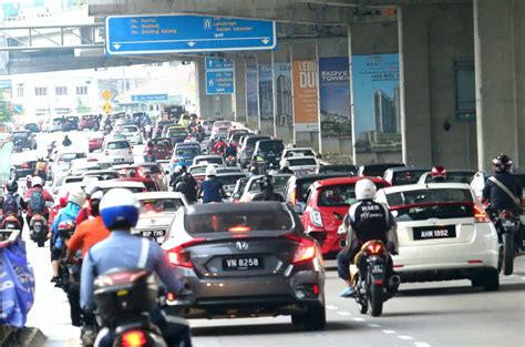 Menurut satu kajian pada tahun 2017, pemandu kereta di malaysia tersekat di dalam kesesakan lalu lintas selama 53 minit setiap hari. Hujan lebat laluan utama KL sesak | Wilayah | Berita Harian