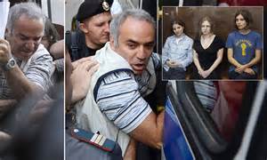 Pussy Riot Trial Garry Kasparov Dragged Away From Massive Protest Daily Mail Online