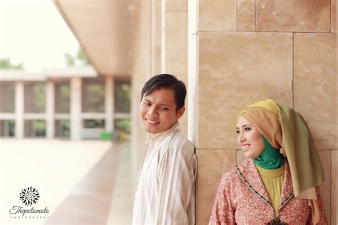 Ditambah baju tradisional, foto prewedding akan terlihat lebih formal dan unik. Ide Konsep Foto Islami Untuk Foto Prewedding Hijab