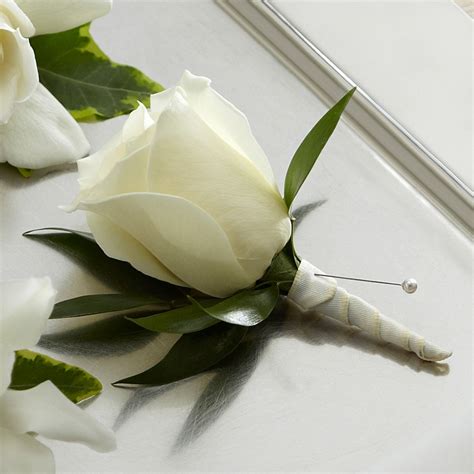 Create The Classic Picture Of Wedding Elegance With This White Rose