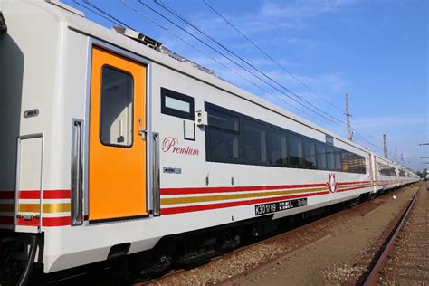 Tampilan Cantik Gerbong Kereta Ekonomi Seri Terbaru Buatan Inka