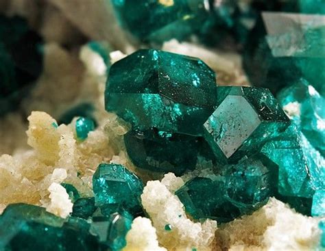Dioptasa Crystal Formations Crystals And Gemstones Minerals Crystals
