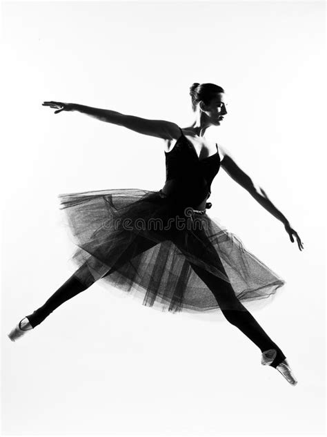 Silueta Del Baile Del Salto Del Bailarín De Ballet De La Mujer Foto De