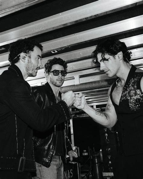 Pin De En Jonas Brothers Novios Hombres Cuidado Personal